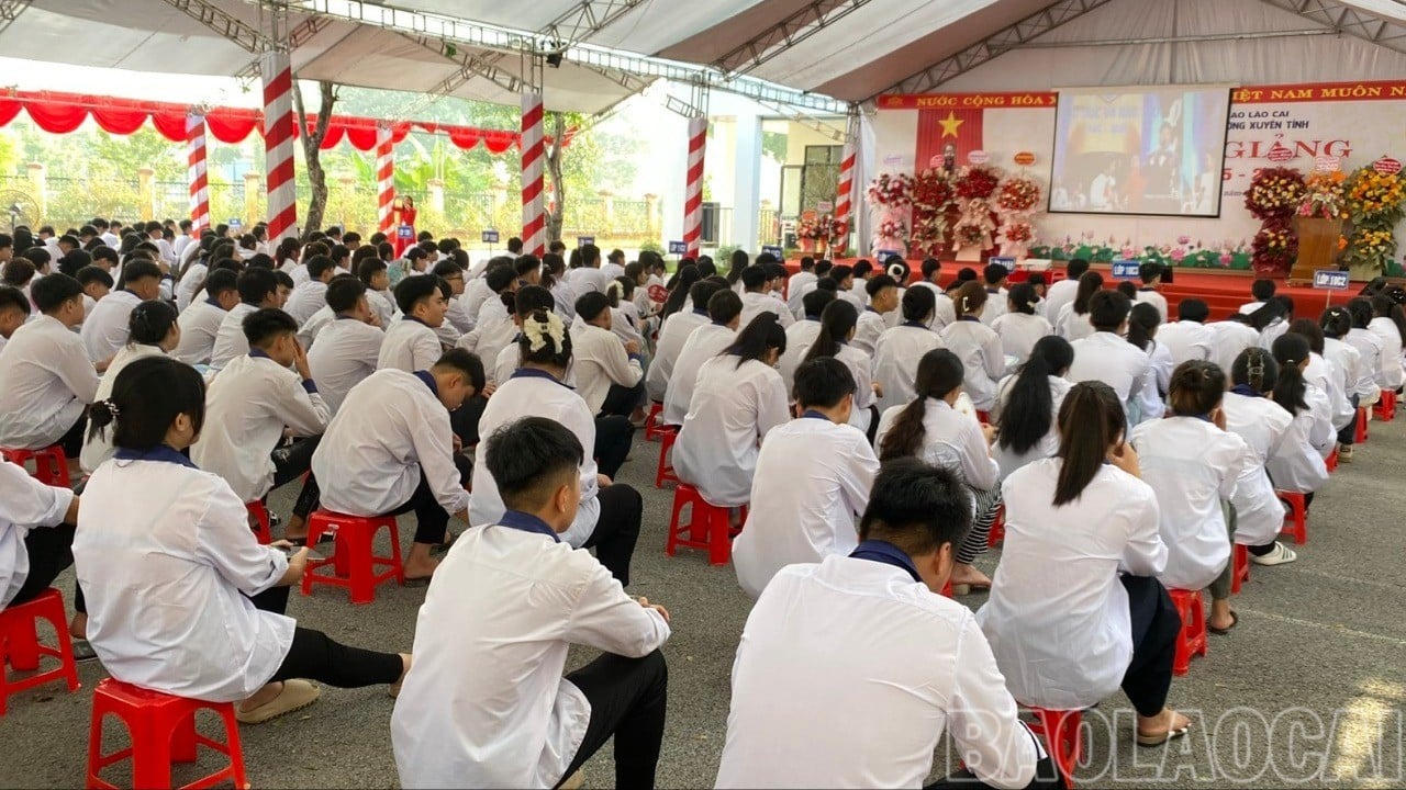 Học viên Trung tâm GDTX tỉnh theo dõi Lễ khai giảng năm học 2025 - 2026 trực tuyến.