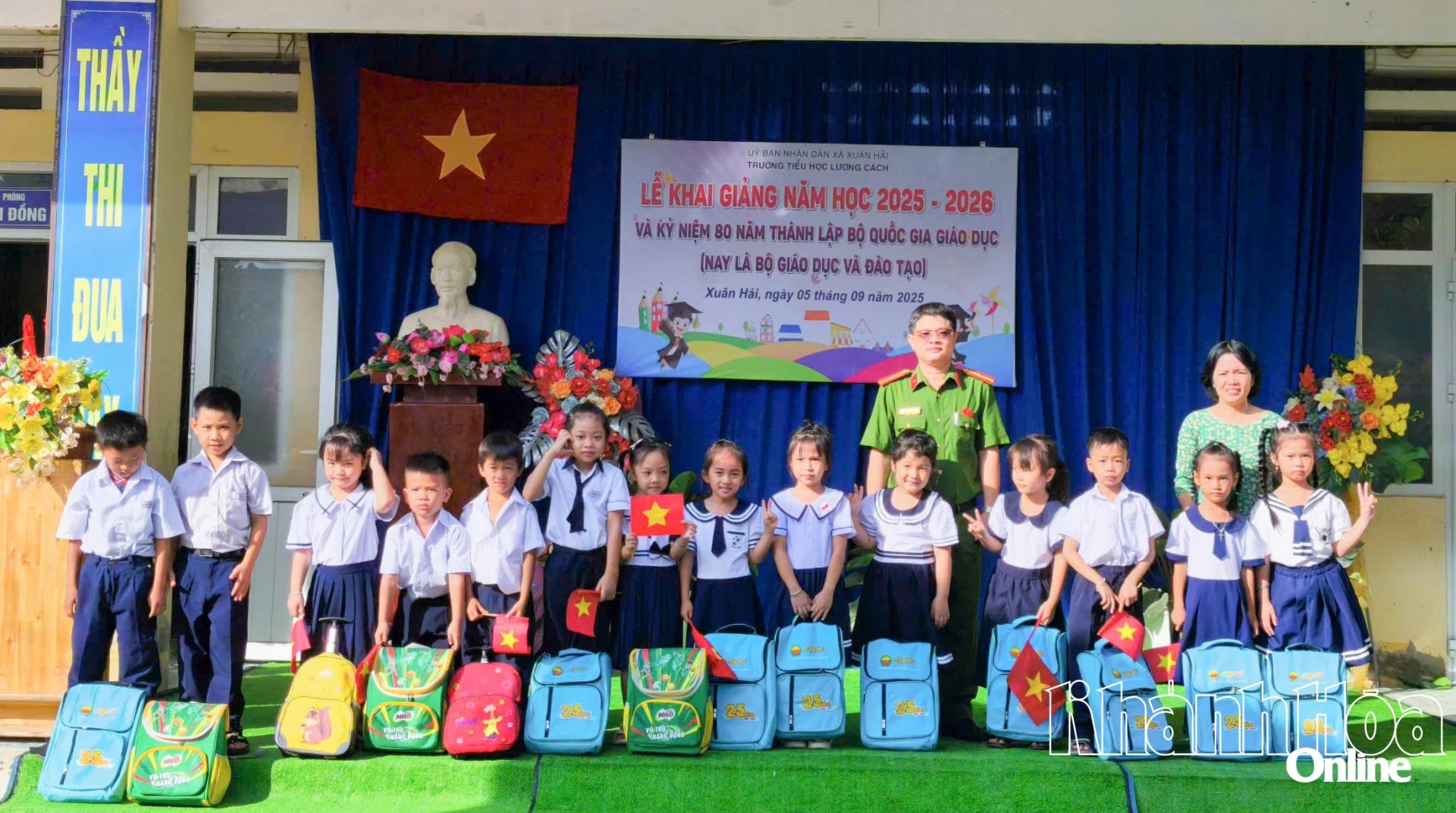 Đại diện Công an xã Xuân Hải trao quà cho các em học sinh có hoàn cảnh khó khăn tại trường Tiểu học Lương Cách (xã Xuân Hải).