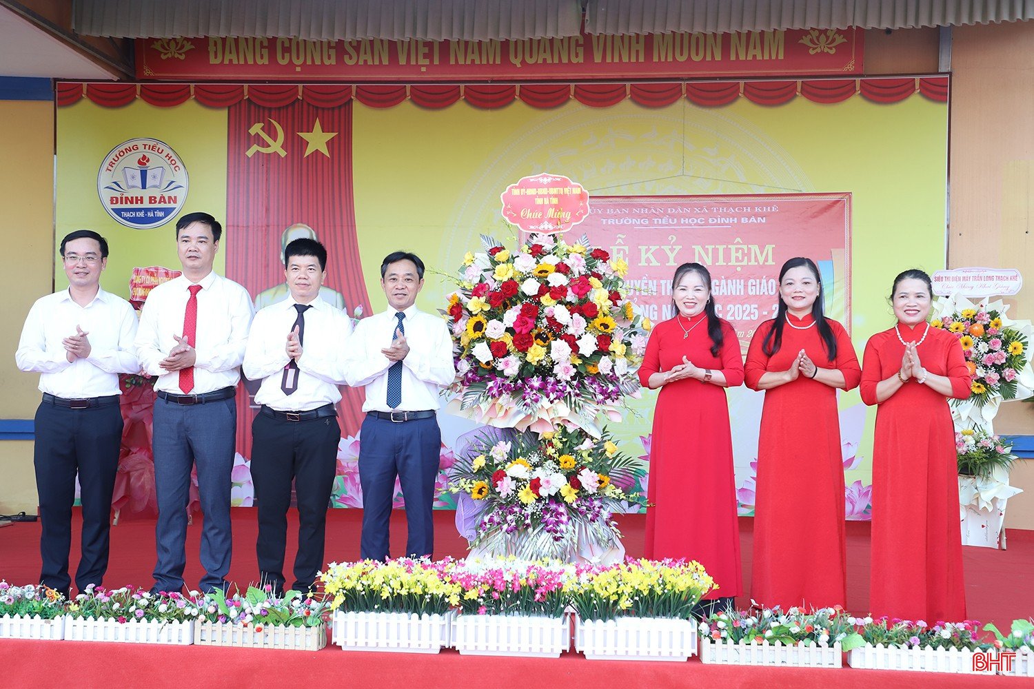 Phó Bí thư Thường trực Tỉnh ủy Trần Thế Dũng tặng hoa chúc mừng Trường Tiểu học Đỉnh Bàn.