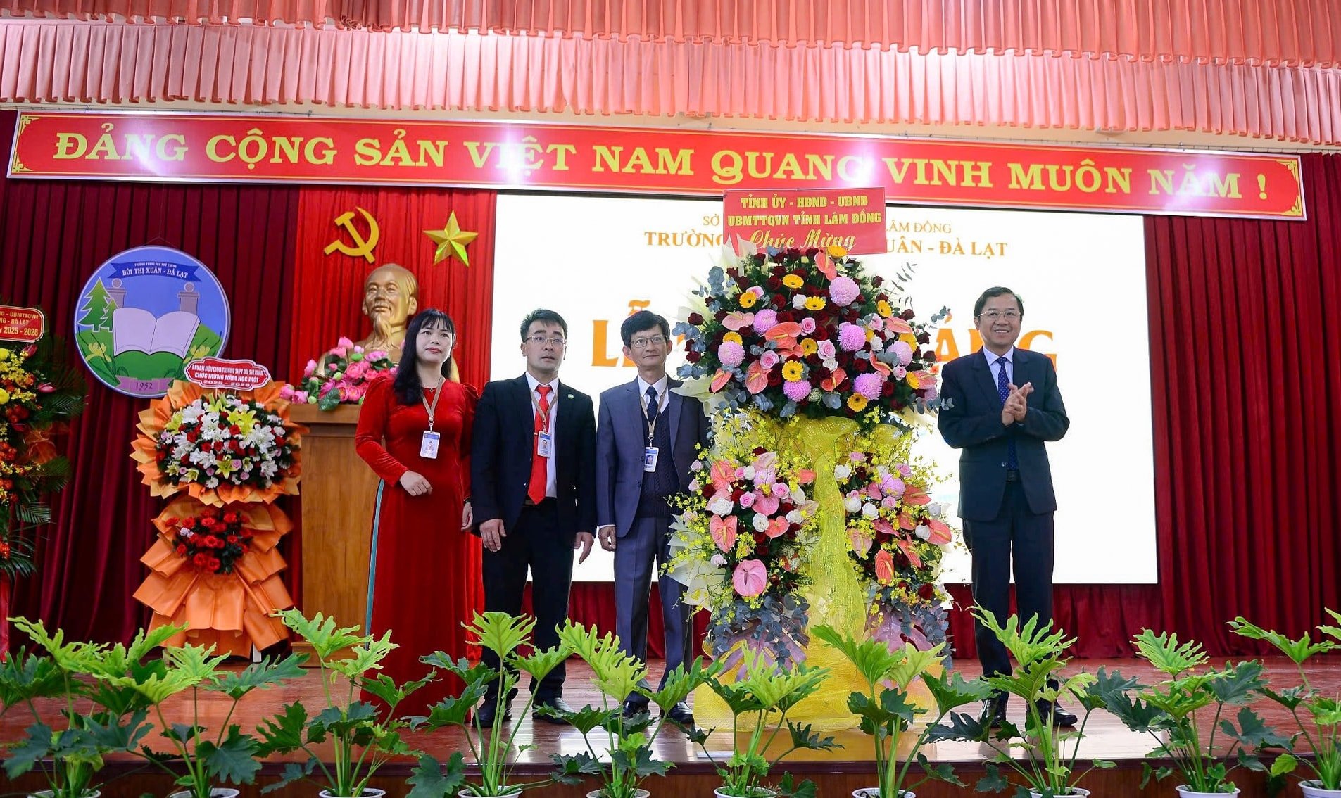 dong-chi-ton-thien-dong-tang-lang-hoa-chuc-mung-truong-thpt-bui-thi-xuan-da-lat-nhan-dip-khai-giang-nam-hoc-moi-2-(1).jpg