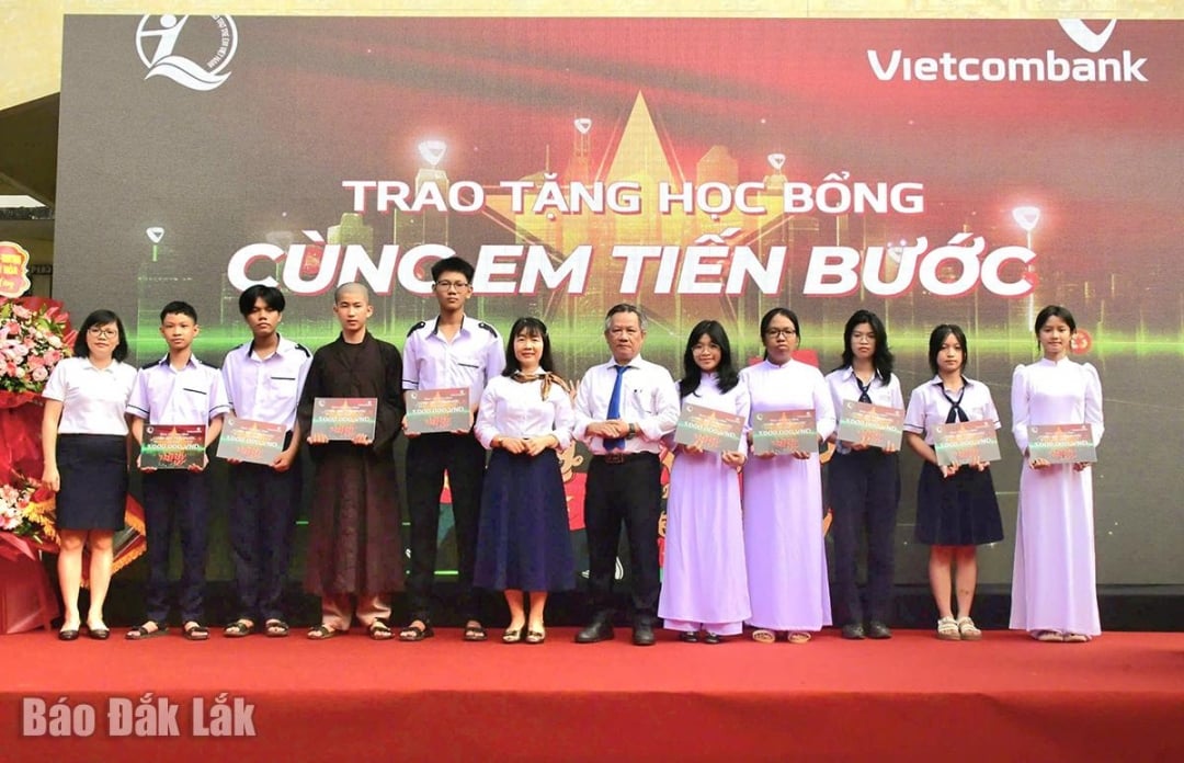 Đại diện Vietcombank Phú Yên và lãnh đạo nhà trường trao học bổng Cùng em tiến bước cho 10 học sinh Trường THPT chuyên Lương Văn Chánh (phường Tuy Hòa).