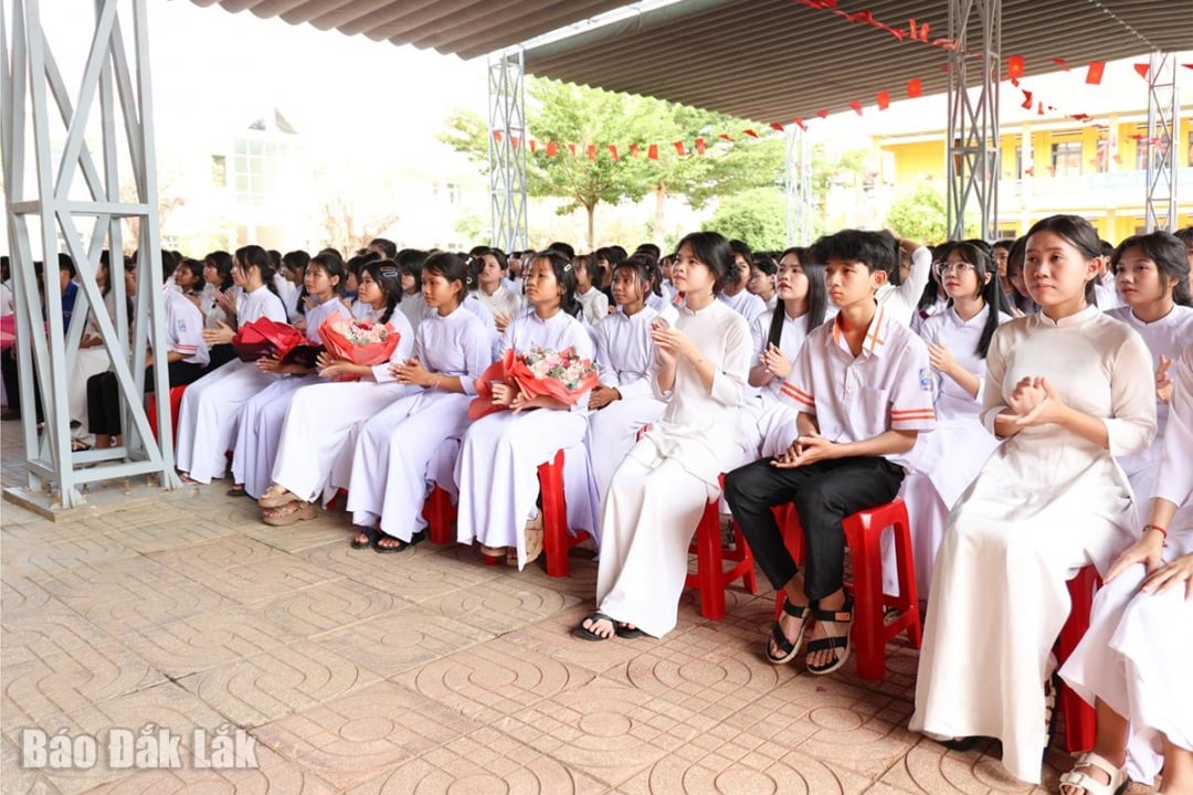 Học sinh Trường THPT số 1 Nguyễn Thị Minh Khai theo dõi chương trình khai giảng được truyền hình trực tiếp trên kênh VTV1.