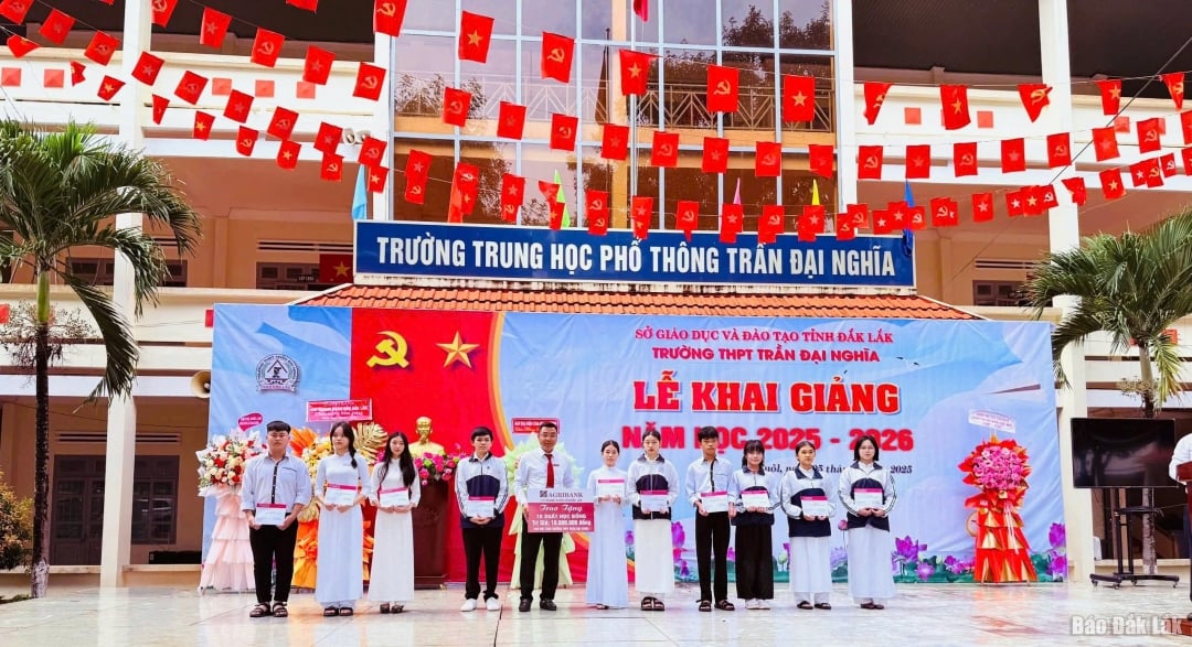 Đại diện Agribank Chi nhánh Đắk Lắk trao học bổng tặng học sinh Trường
