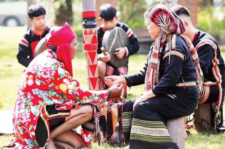 thay-cung-deo-vong-dong-cho-chu-le-de-cau-mong-suc-khoe-va-moi-dieu-tot-dep.jpg