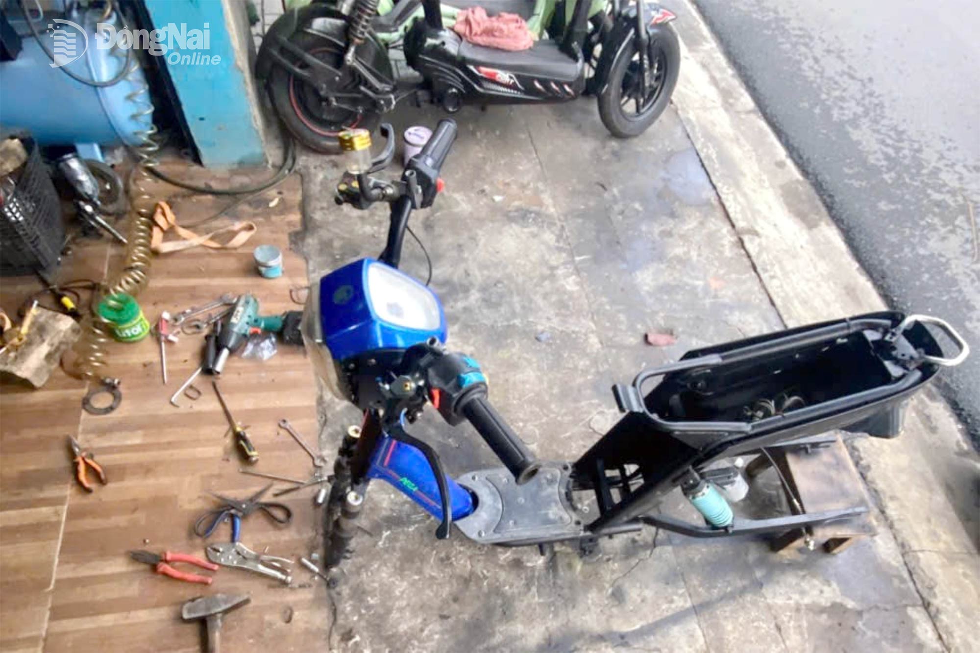 バッテリーと補助ライトを取り付けた「改造」された電動自転車をお客様にご紹介しています。写真：L.D  