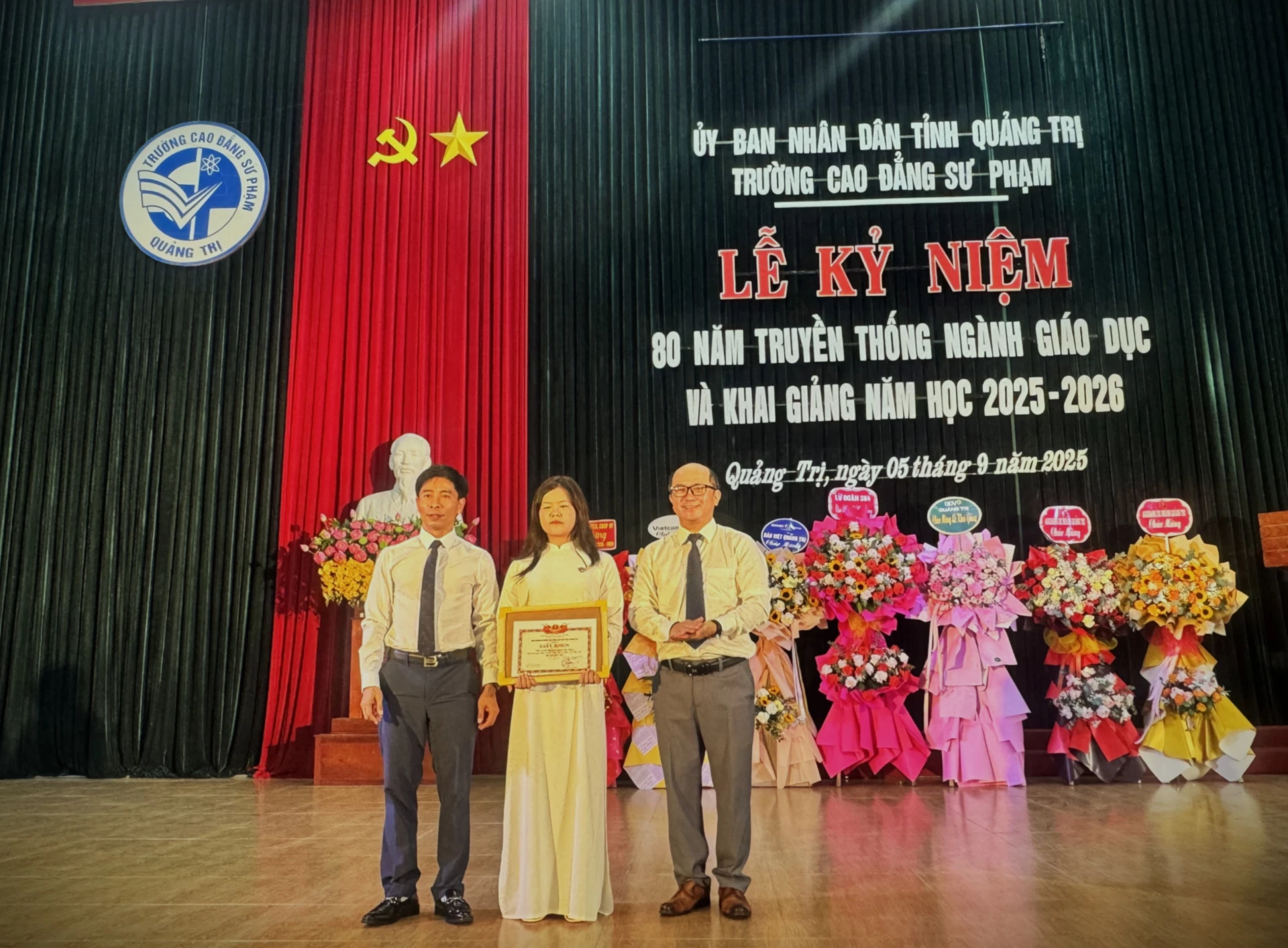 គណៈកម្មាធិកាសាលាបានប្រគល់វិញ្ញាបនបត្របញ្ជាក់គុណវុឌ្ឍិ ដល់គ្រូគង្វាលថ្មី។