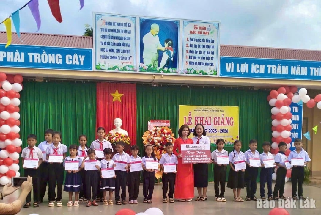 Đại diện Agribank Chi nhánh Đắk Lắk trao học bổng tặng học sinh Trường