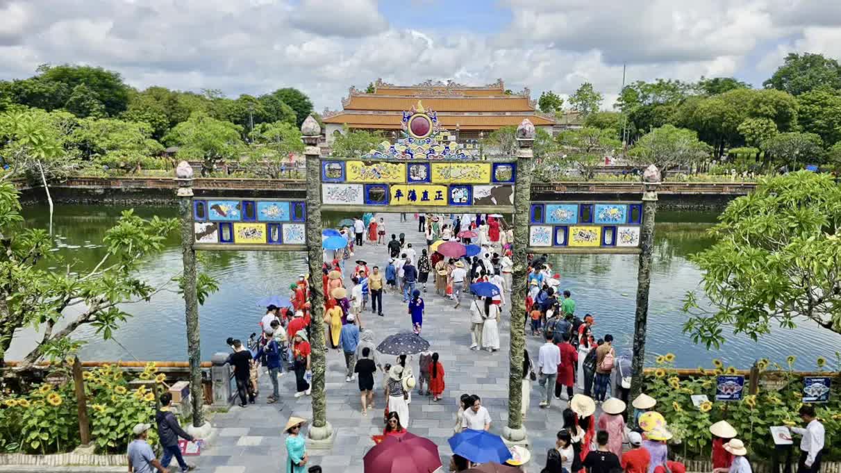 Du lịch Huế bứt phá: Khách nội địa tăng gần 83%, quốc tế tăng hơn 39% - Ảnh 1.