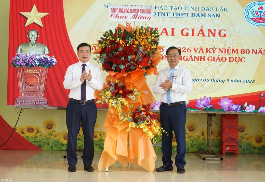 Phó Bí thư Tỉnh ủy Đỗ Hữu Huy  tặng hoa chúc mừng nhà trường