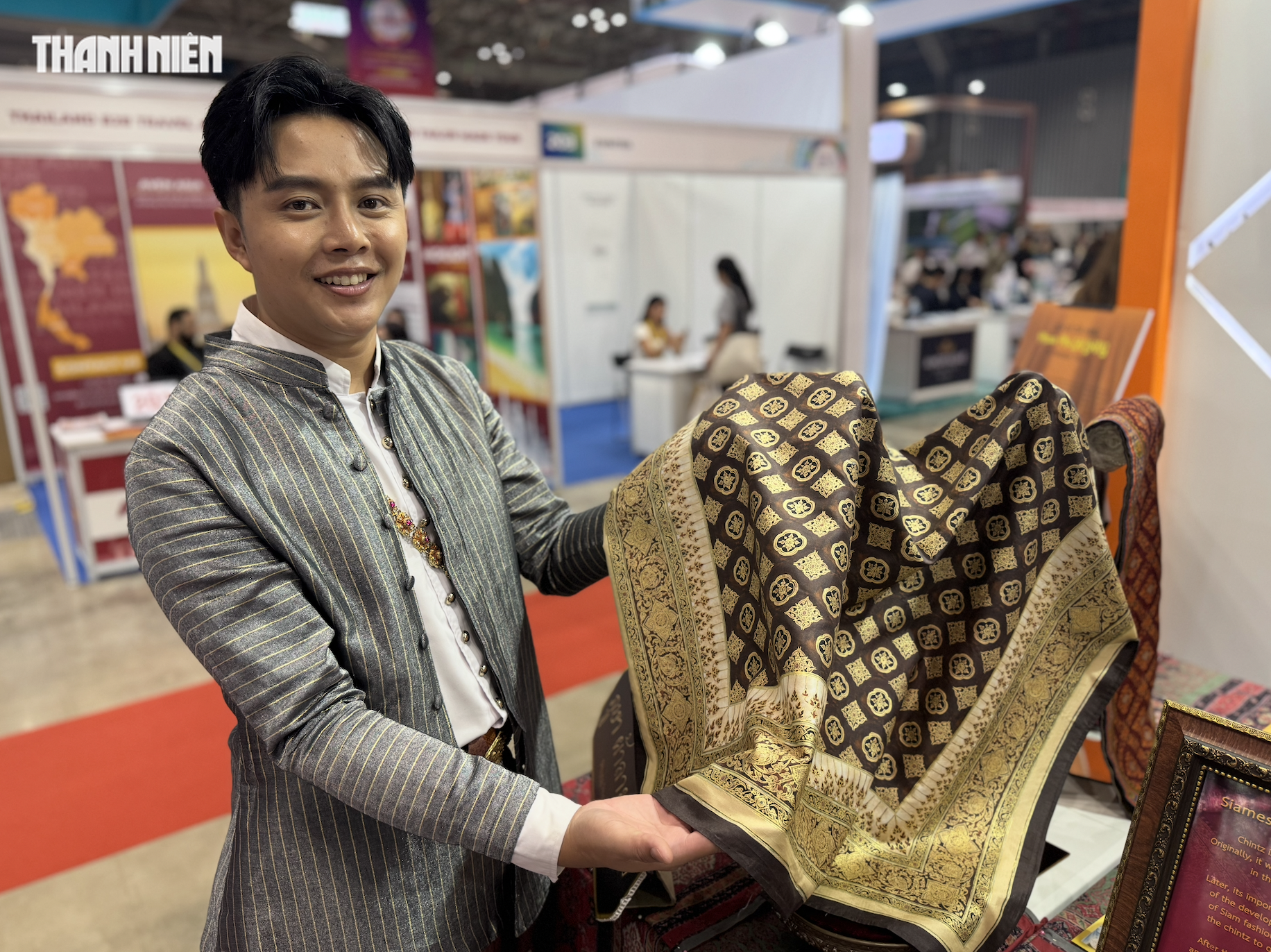 Trai đẹp Thái Lan hồi sinh vải thất truyền 400 năm gây 'sốt' hội chợ du lịch- Ảnh 3.