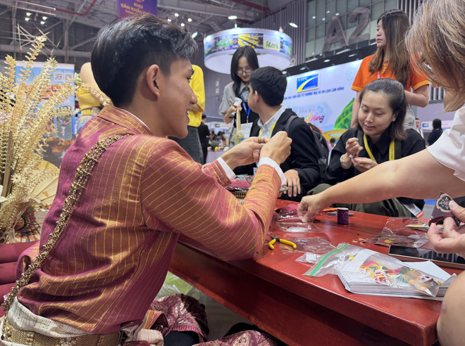 Trai đẹp Thái Lan hồi sinh vải thất truyền 400 năm gây 'sốt' hội chợ du lịch- Ảnh 6.