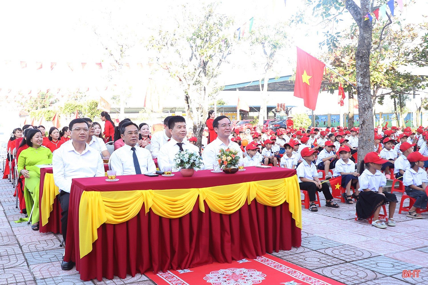Phó Bí thư Thường trực Tỉnh ủy Trần Thế Dũng đến chúc mừng Trường Tiểu học Đỉnh Bàn.