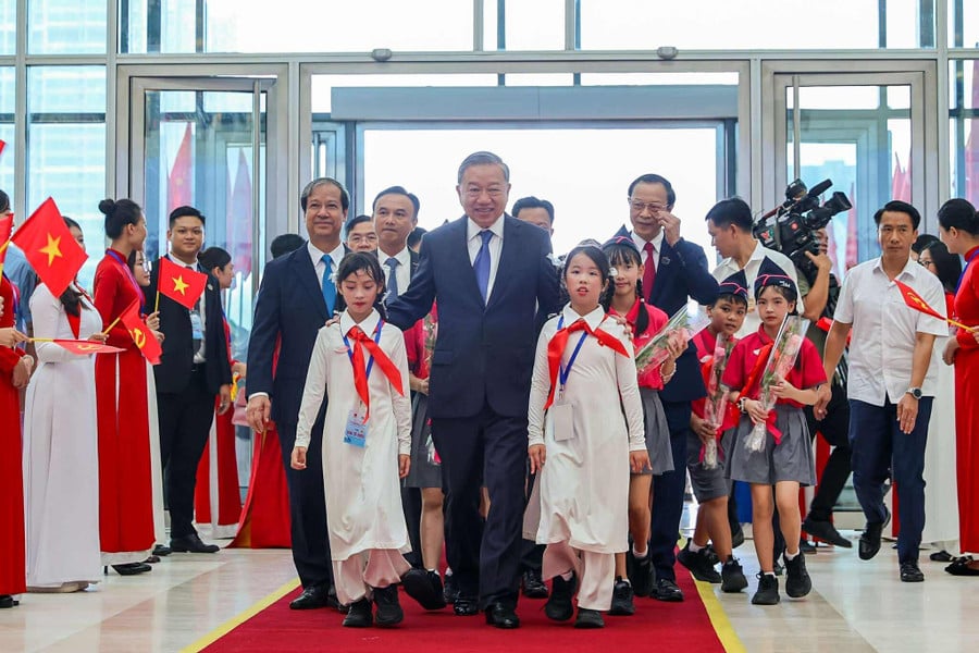 Tổng Bí thư Tô Lâm đến dự lễ kỷ niệm và khai giảng năm học mới. Ảnh: Bộ GD-ĐT