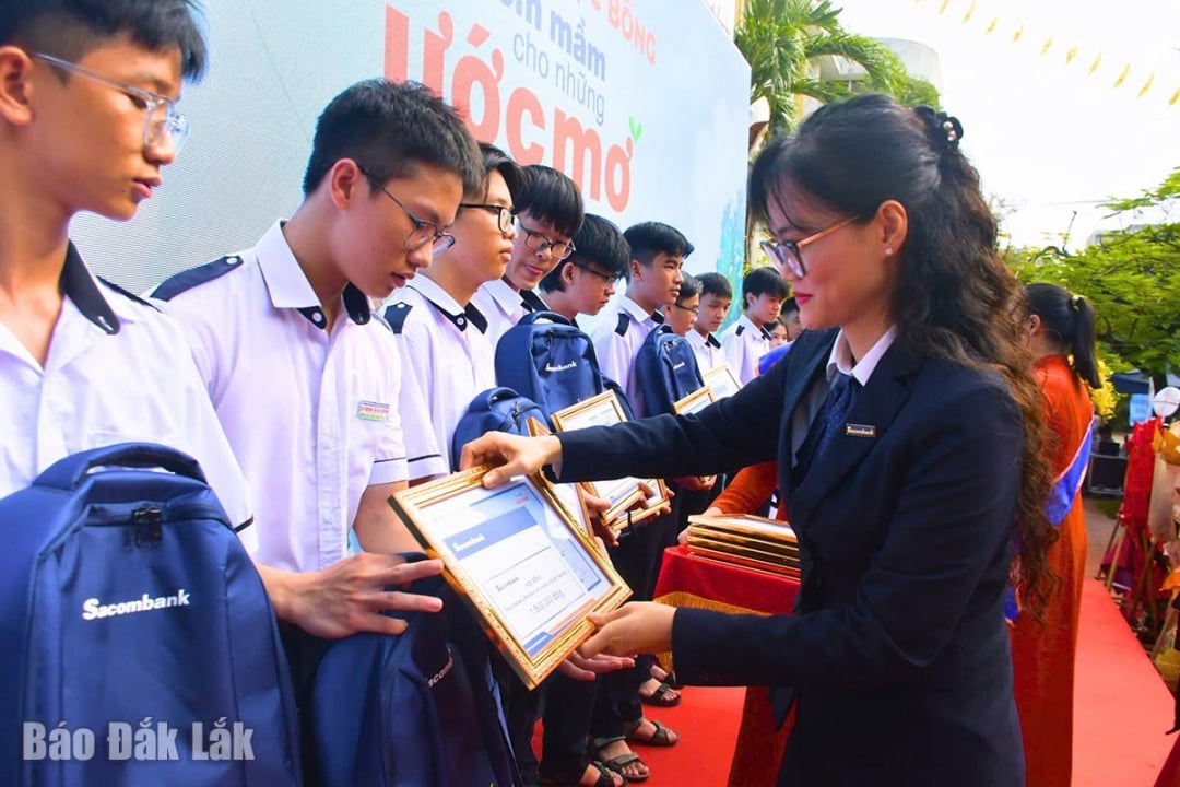 លោកស្រី Nguyen Thi Thuy Nhuy នាយករង Sacombank Phu Yen បានប្រគល់អាហារូបករណ៍ Nurturing Dreams ដល់សិស្សានុសិស្សនៅវួដ Tuy Hoa។