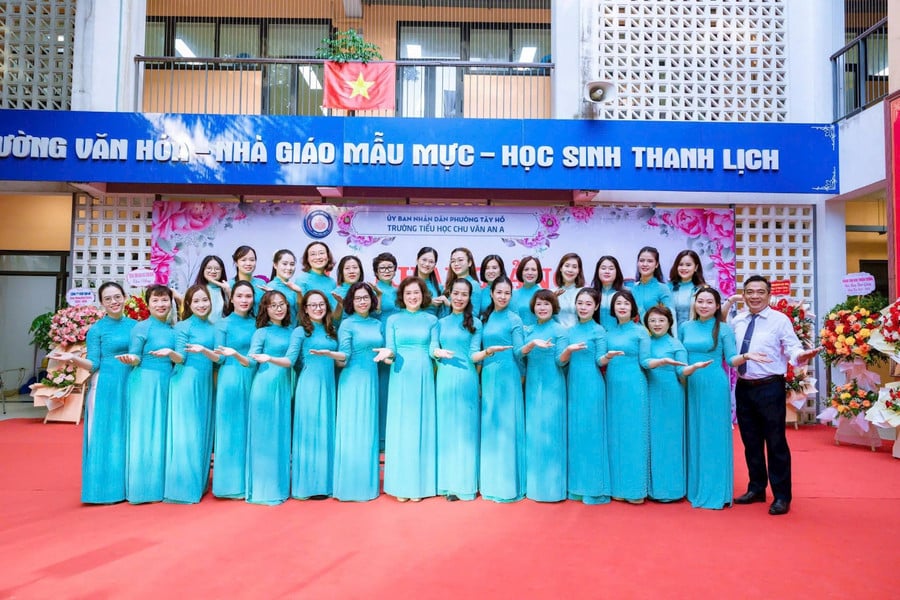 Tập thể cán bộ, giáo viên Trường Tiểu học Chu Văn An A (phường Tây Hồ) trong lễ khai giảng năm học 2025–2026