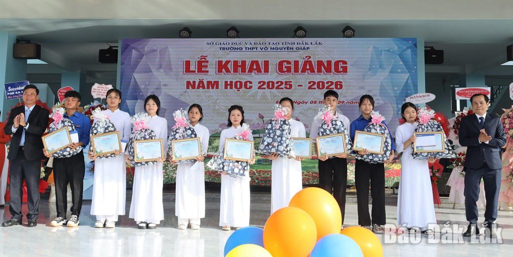 តំណាងការិយាល័យប្រតិបត្តិការ Sacombank Ea Kar បានផ្តល់អាហារូបករណ៍ដល់សិស្សវិទ្យាល័យ Vo Nguyen Giap ចំនួន ១០ នាក់។