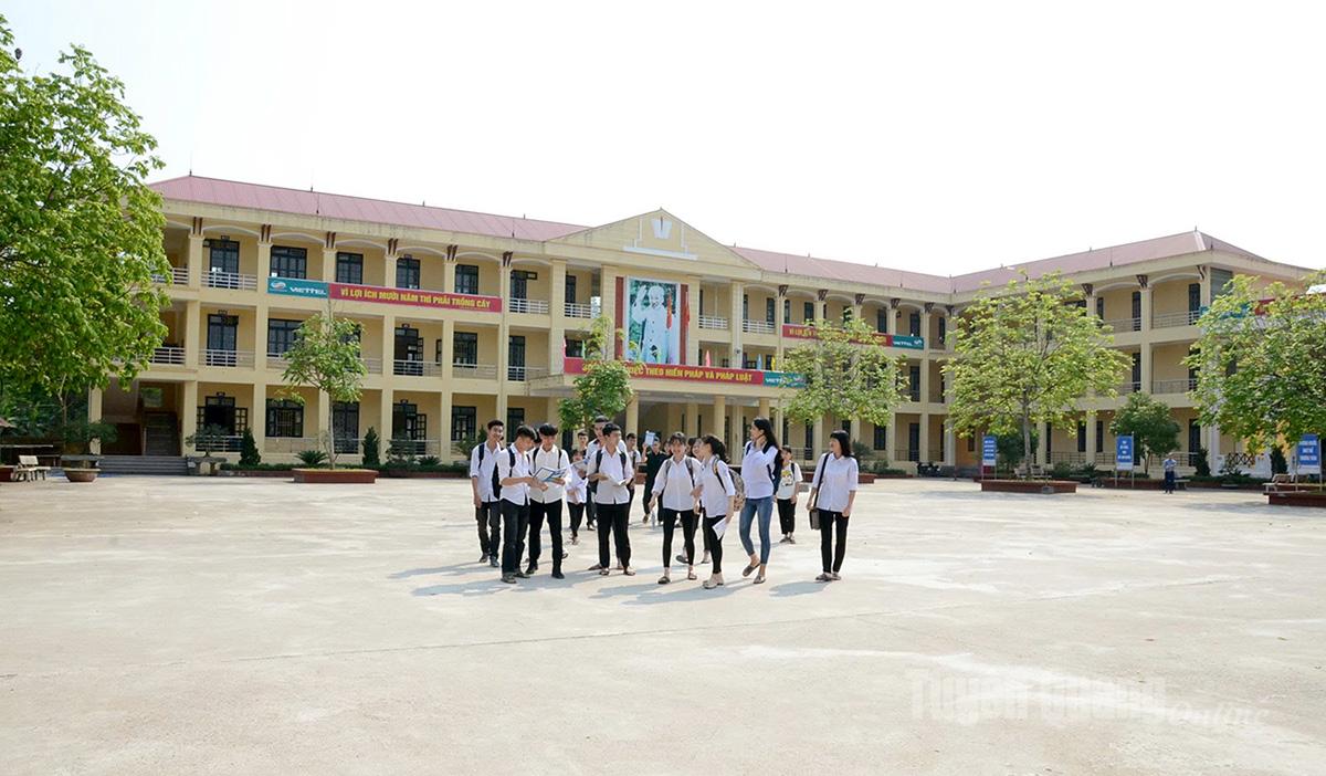 ミンスアン区の Y La 高等学校には、新学年度の教育と学習の要件を満たす設備が整っています。