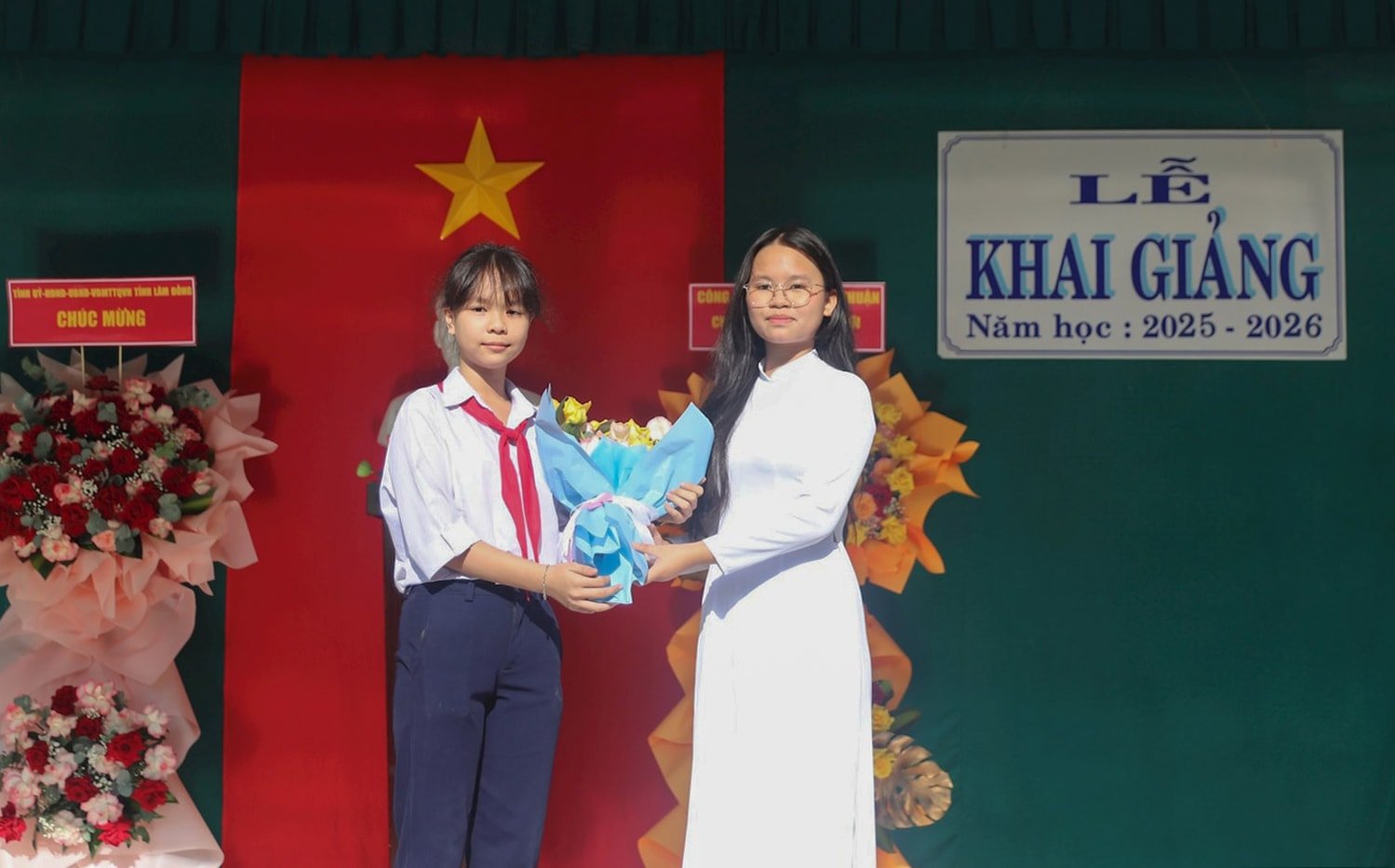 Begrüßung der Schüler der 6. Klasse an der Le Hong Phong Secondary School (1).jpg