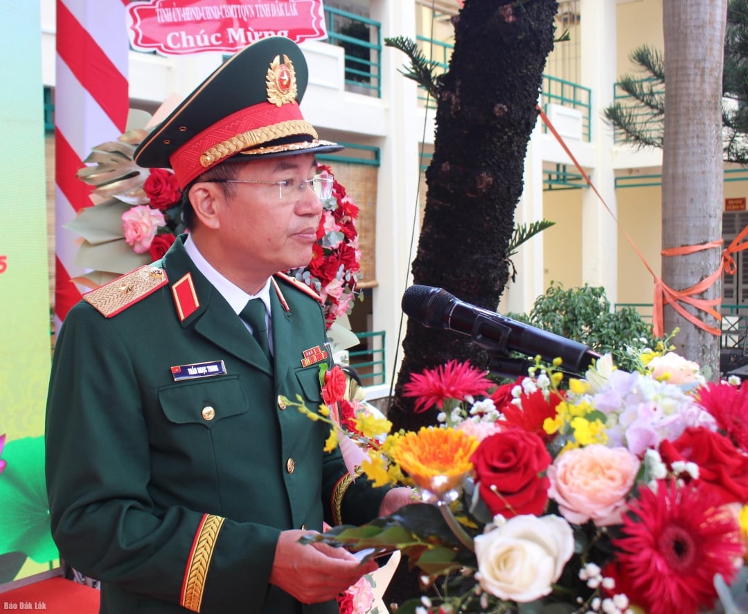 ឧត្តមសេនីយ៍ឯក សាស្ត្រាចារ្យរង បណ្ឌិត Tran Ngoc Trung នាយកបណ្ឌិត្យសភាវិទ្យាសាស្ត្រយោធា ថ្លែងសុន្ទរកថាក្នុងពិធីបើក។
