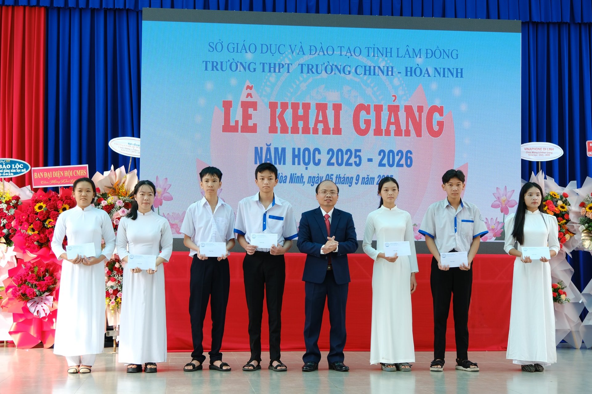 Lãnh đạo địa phương trao học bổng cho các em học sinh vượt khó