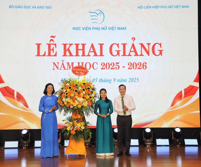 “Mong các sinh viên nữ mạnh mẽ, dám thách thức các định kiến giới để khẳng định mình”- Ảnh 2.