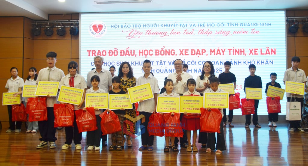 មូលនិធិឧបត្ថម្ភជនពិការខេត្ត បានប្រគល់អំណោយរបស់មូលនិធិកុមារពិការវៀតណាម ជូនដល់សិស្សពិការចំនួន ៣២ នាក់ ដែលឆ្លងកាត់ការលំបាកក្នុងឃុំ និងសង្កាត់ដូចខាងក្រោម៖ Mong Cai 2, Mong Cai 3, Hai Son, Quang Tan, Dam Ha, Duong Hoa, Quang Ha, Quang Duc, Cai Chien (ខែសីហា ឆ្នាំ 2025)។