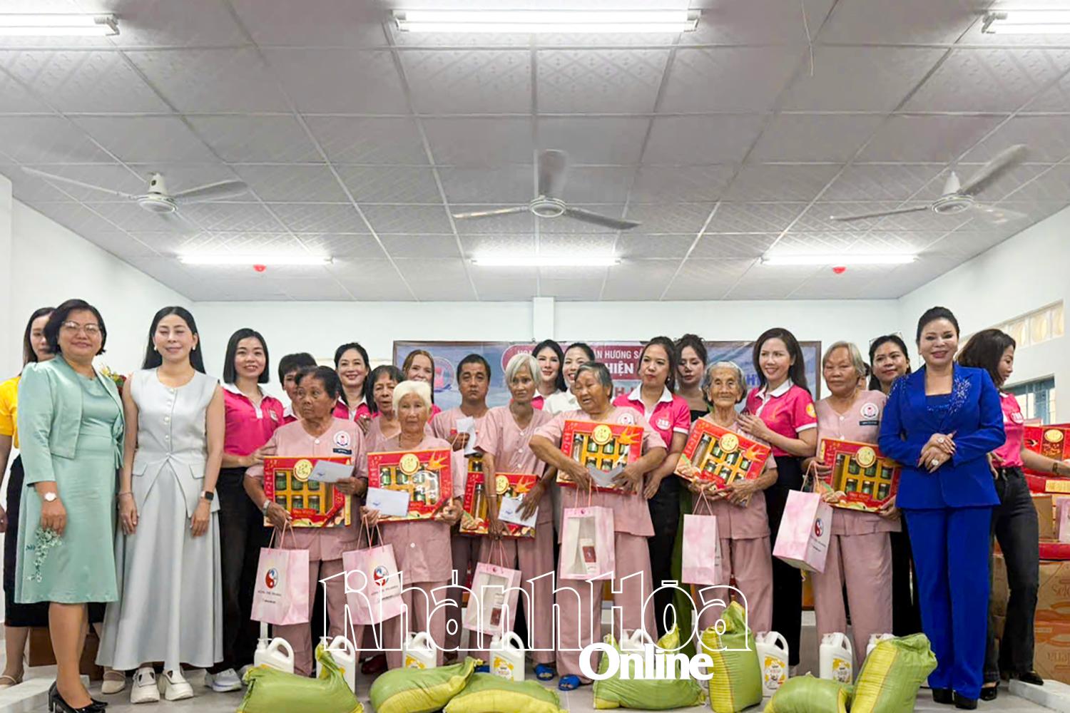 Các thí sinh và thành viên Ban Tổ chức cuộc thi Hoa hậu Doanh nhân Hương sắc Việt Nam 2025 tặng quà các đối tượng thuộc diện bảo trợ xã hội. Ảnh: Lệ Hằng.