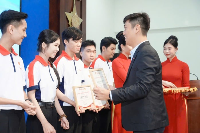 Gần 800 suất học bổng đang chờ học sinh-sinh viên- Ảnh 1.