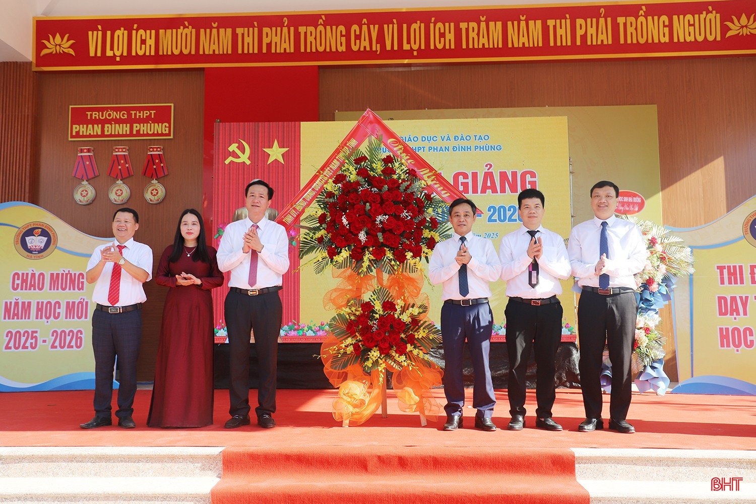 Phó Bí thư Thường trực Tỉnh ủy Trần Thế Dũng tặng hoa chúc mừng Trường THPT Phan Đình Phùng.