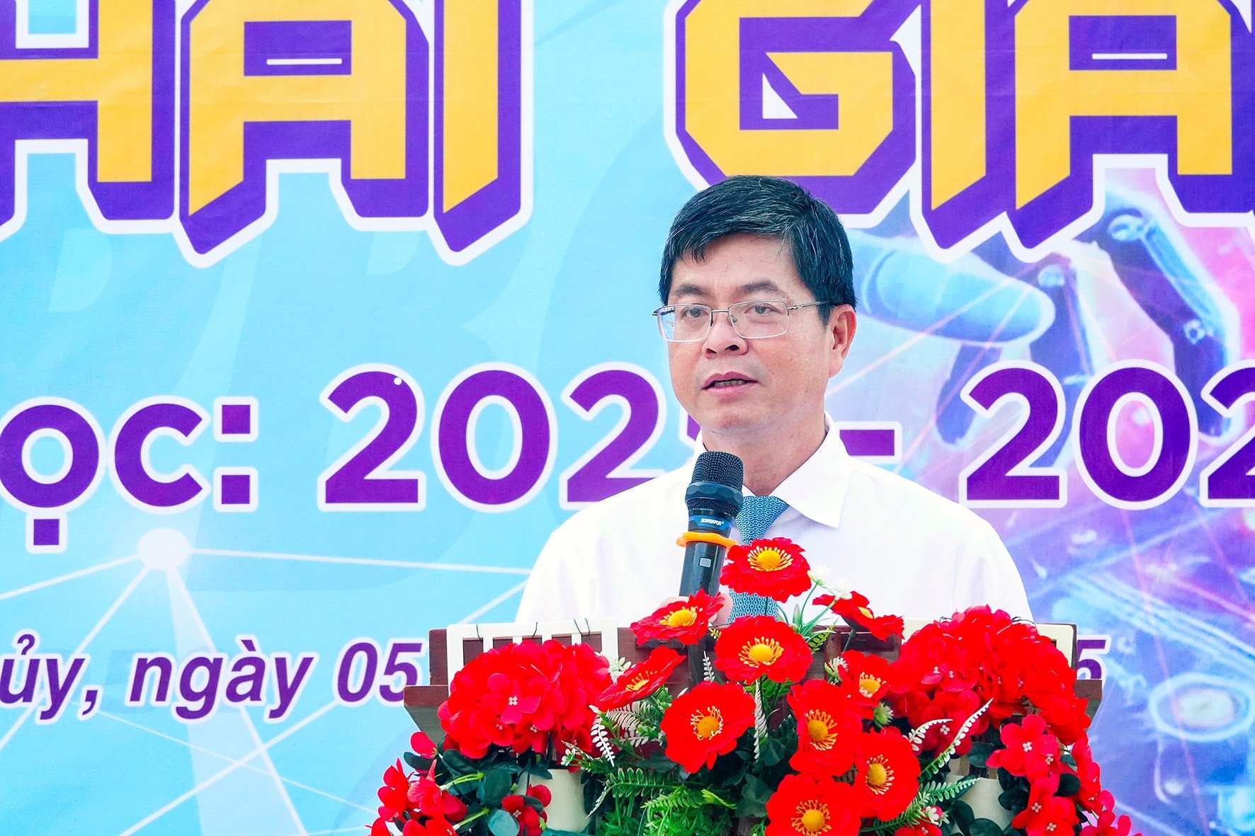 성당 상무위원회 위원이자 성인민위원회 부위원장인 응우옌 홍 하이(Nguyen Hong Hai) 씨가 축하사(1)를 발표했습니다.