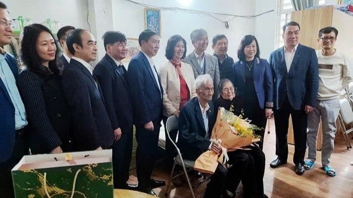 A delegation from the Ministry of Health and Hanoi Medical University visited and congratulated the family of Associate Professor, Doctor Do Doan Dai (holding a bouquet of flowers) on the occasion of the 70th anniversary of Vietnamese Doctors' Day (February 27, 2025).