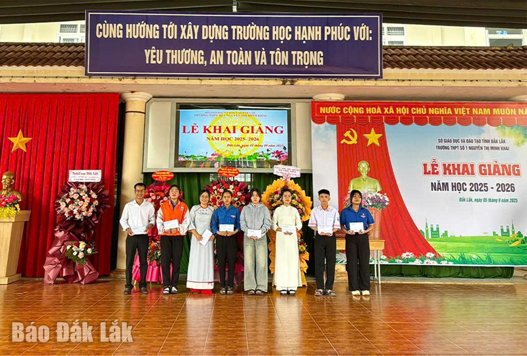 Nhà trường vinh danh và tặng thưởng học sinh đạt thành tích cao cao trong đợt thi tốt nghiệp THPT và xét tuyển đại học năm 2025; 3 học sinh đạt thành tích cao trong kỳ tuyển sinh vào lớp 10.