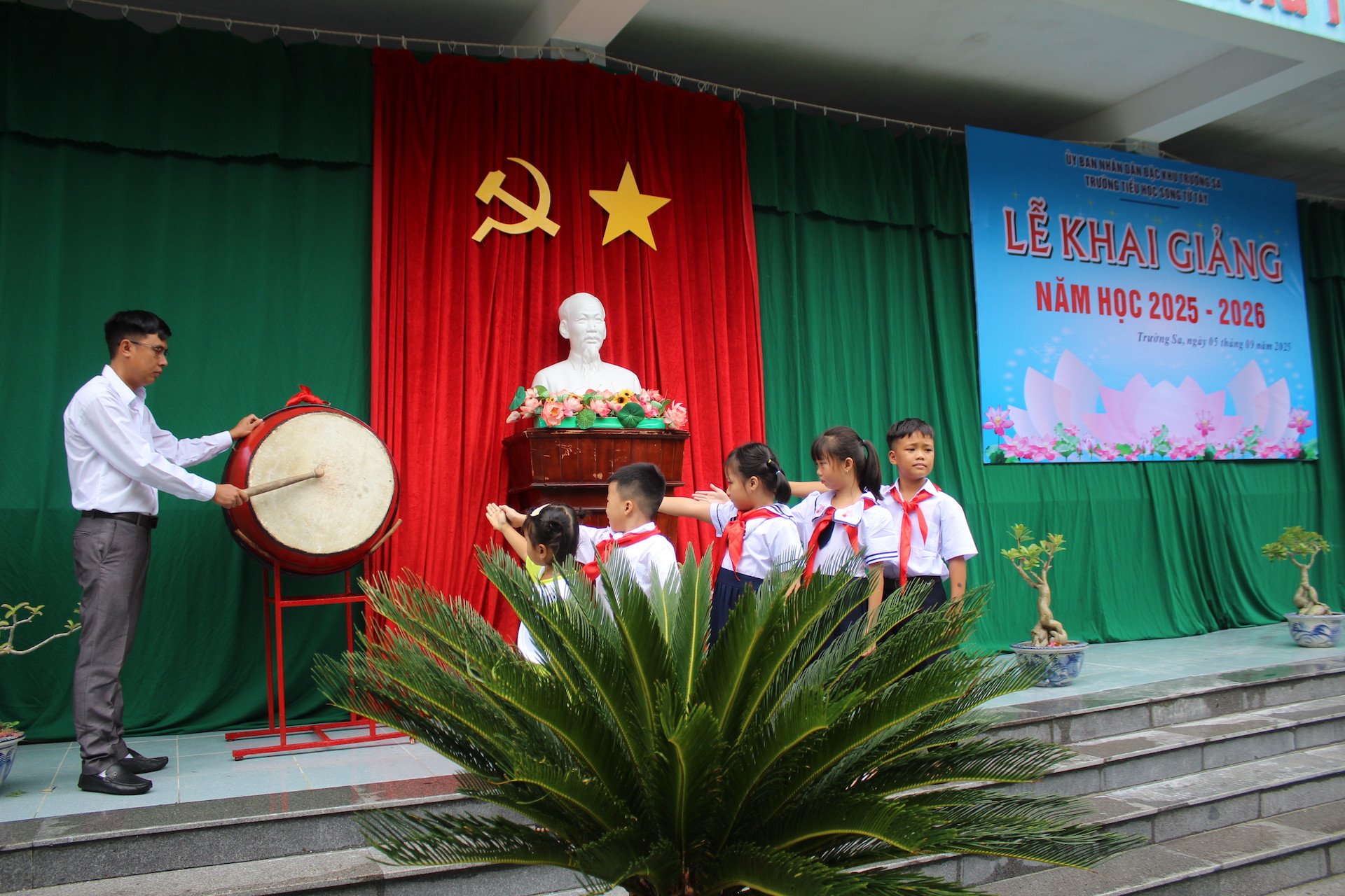 សំឡេងស្គរសាលាពីកោះ Son Tu Tay.JPG