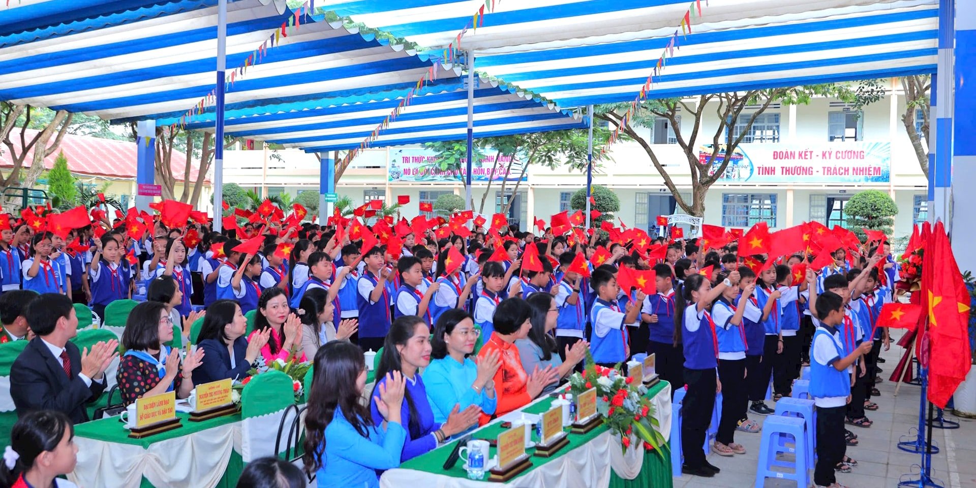 សូមស្វាគមន៍-សិស្សថ្នាក់ទី៦(១).jpg