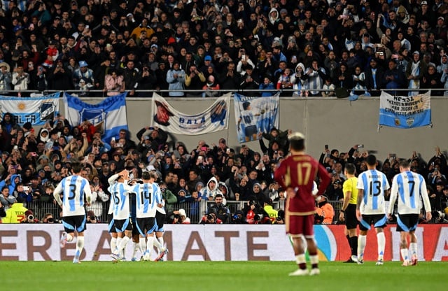 Messi ghi cú đúp trong trận đấu cuối vòng loại World Cup, CĐV Argentina càng tiếc nuối - Ảnh 2.