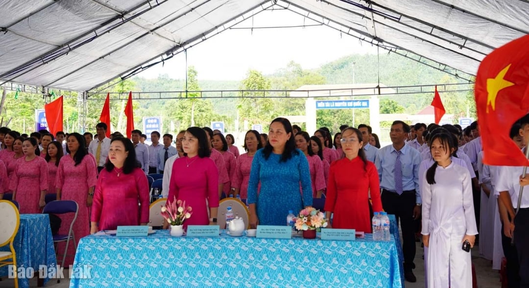Các đại biểu chào cờ tại lễ khai giảng.