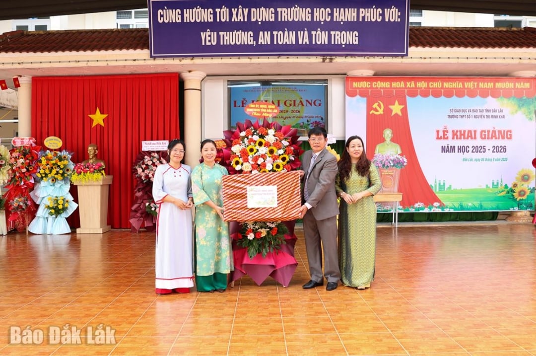 Trưởng Ban Văn hóa – xã hội HĐND tỉnh Lê Văn Cường tặng hoa và quà chúc mừng thầy và trò Trường THPT số 1 Nguyễn Thị Minh Khai.