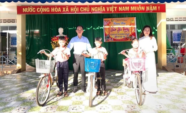 Thầy hiệu trưởng có tấm lòng nhân ái- Ảnh 1.
