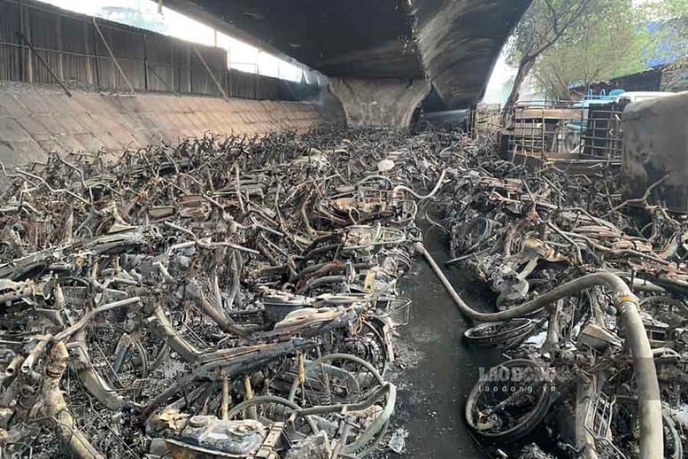 Khẩn trương làm rõ nguyên nhân, xử lý trách nhiệm vụ cháy bãi trông giữ xe dưới gầm cầu Vĩnh Tuy- Ảnh 1.
