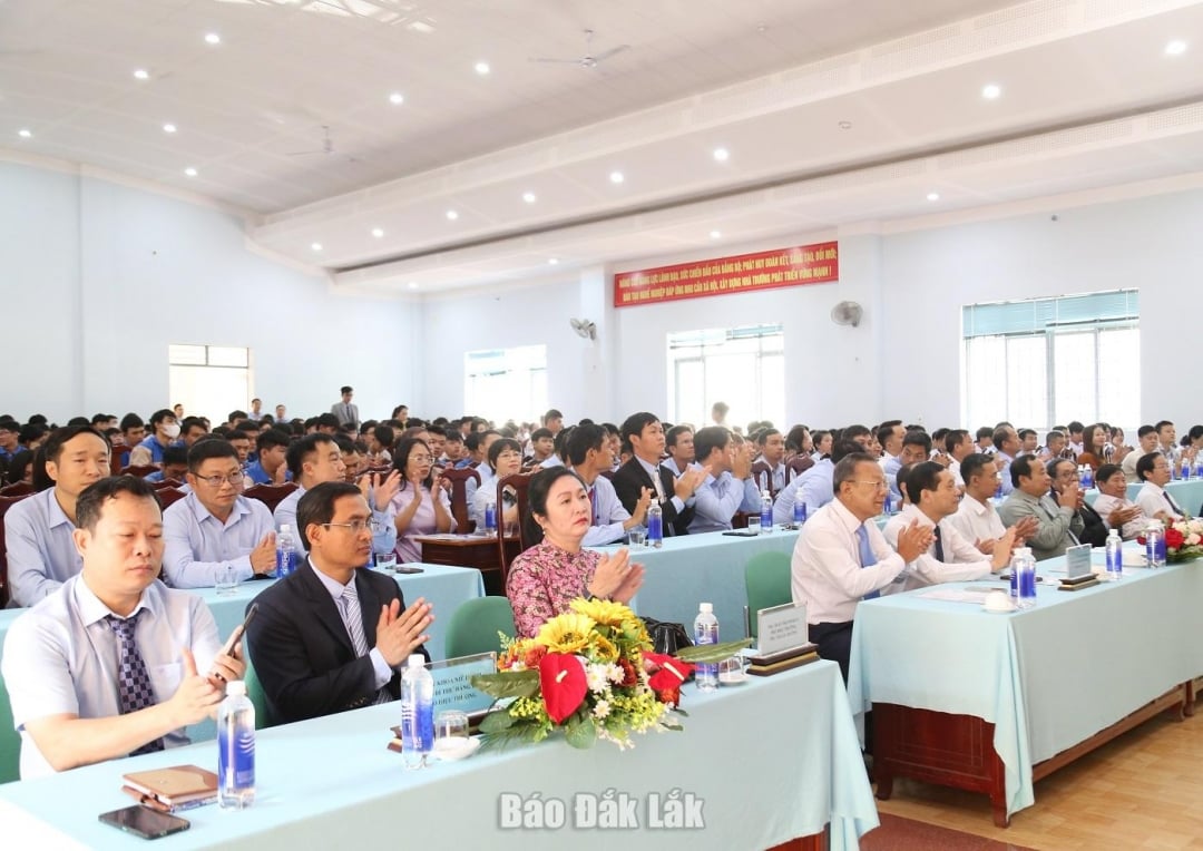 Các đại biểu và thầy trò nhà trường dự Lễ Khai giảng
