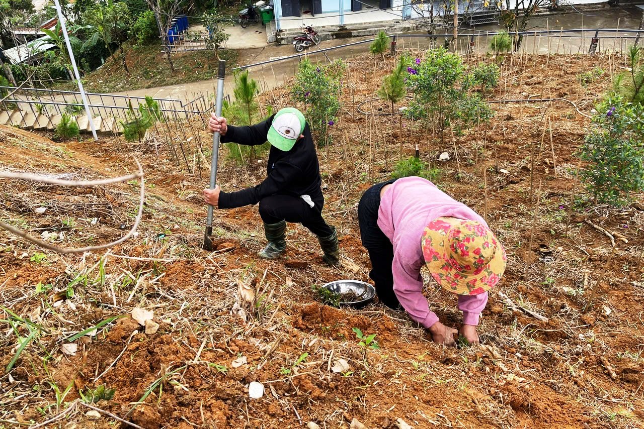 Khai giảng đặc biệt ở lưng chừng núi: 'Những ân tình không thể đong đếm' - Ảnh 4.