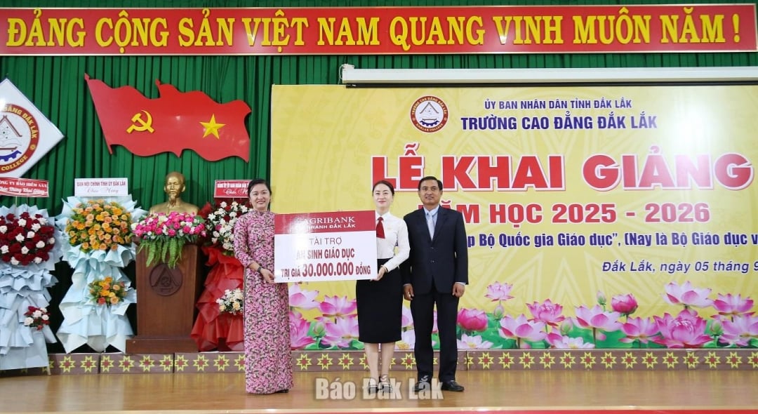 Trường Cao đẳng Đắk Lắk tiếp nhận tài trợ để trao học bổng cho học sinh viên viên khó khăn