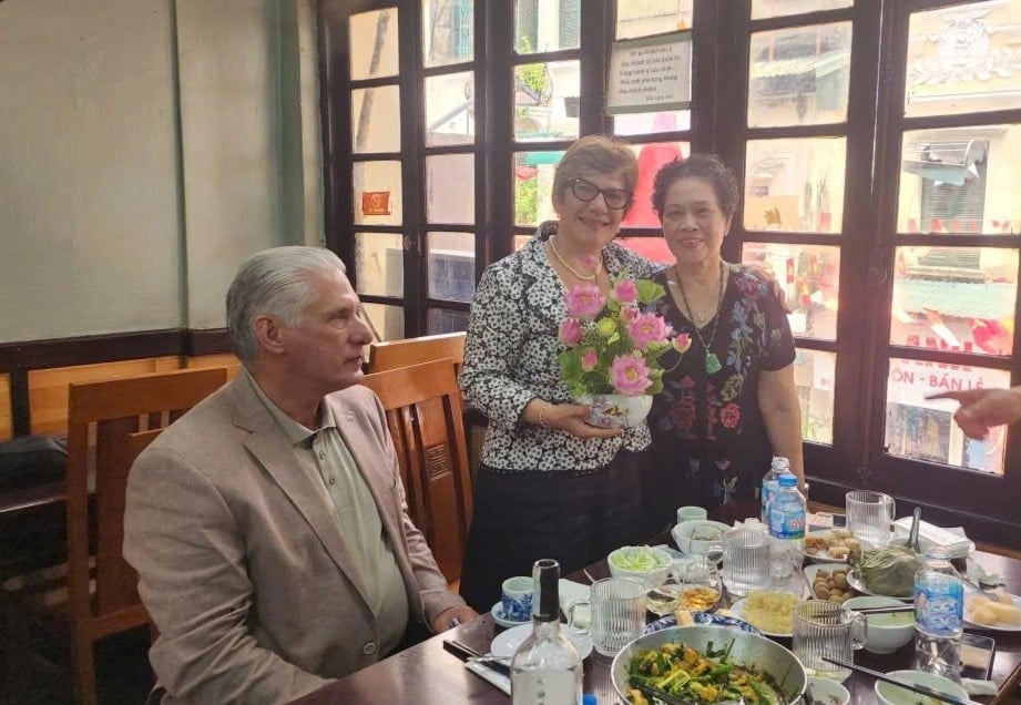 The story of the Cuban President and his wife's lunch with fried spring rolls and fish cakes in Hanoi - 1