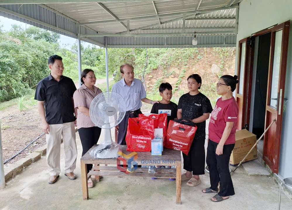 រូបថតទី១៖ ថ្នាក់ដឹកនាំសមាគមការពារជនពិការខេត្តខេត្ត ជូនអំណោយដល់បងប្អូនស្រីជនជាតិ Dao ពីរនាក់នៅភូមិ Dai Van (តំបន់ពិសេស Van Don) ដែលឪពុកបានទទួលមរណភាព ម្តាយបានចាកចេញទៅរស់នៅជាមួយជីដូន (ខែសីហា ឆ្នាំ២០២៥)។