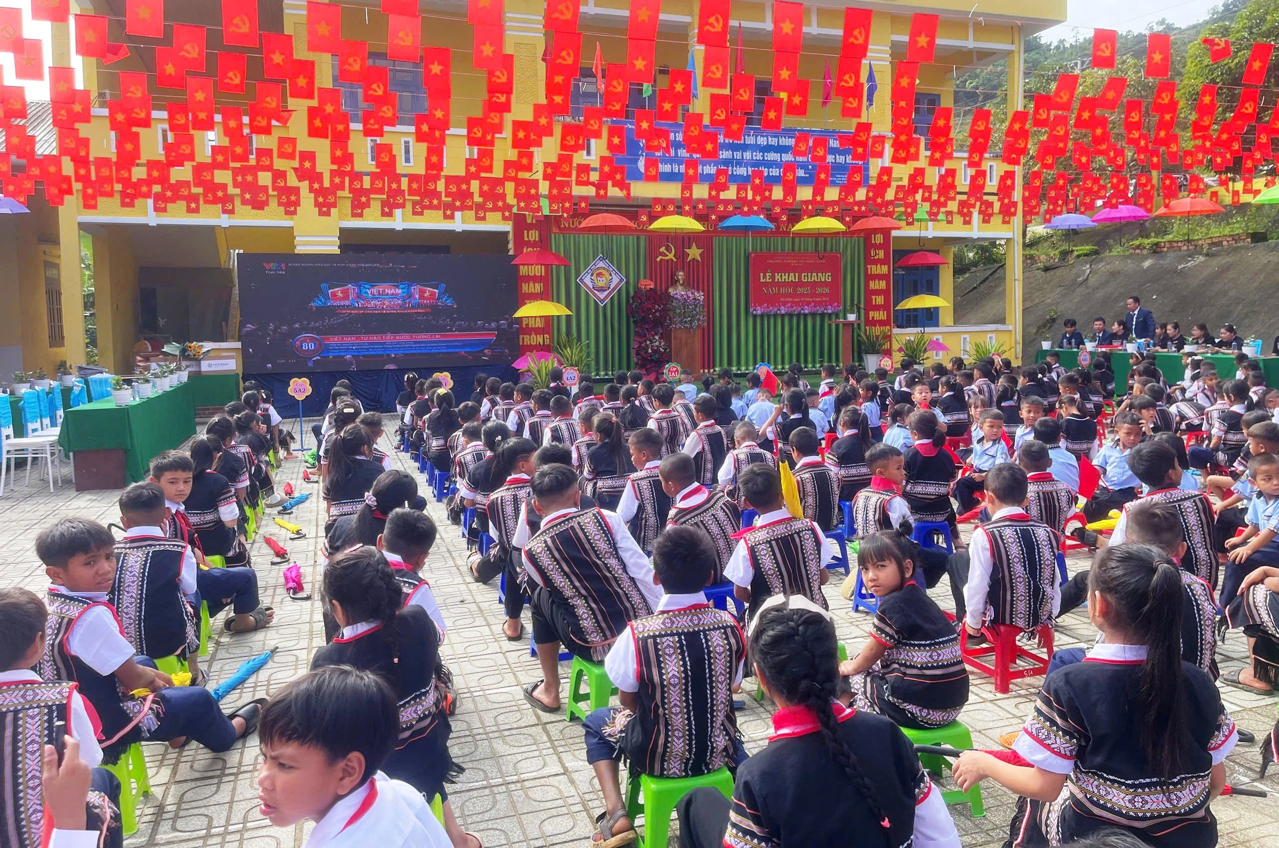 Khai giảng đặc biệt ở lưng chừng núi: 'Những ân tình không thể đong đếm' - Ảnh 2.