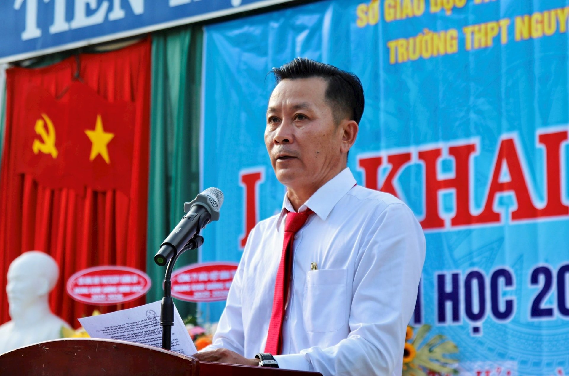 Thầy Nguyễn Quốc Huy – Hiệu trưởng nhà trường trang trọng đọc Thư chúc mừng năm học mới 2025 – 2026 của Chủ tịch nước gửi đến ngành Giáo dục