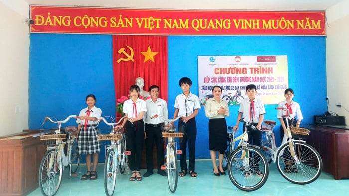 Phụ nữ Quảng Ngãi đồng hành cùng học sinh trong ngày khai giảng năm học mới- Ảnh 3.