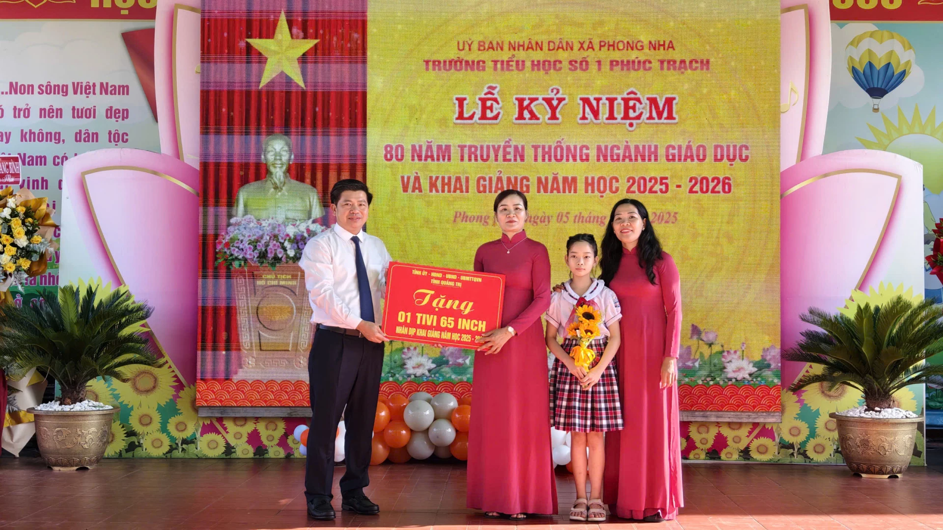 ប្រធានគណៈកម្មាធិការរៀបចំគណៈកម្មាធិការបក្សខេត្ត លោក Tran Vu Khiem ប្រគល់អំណោយដល់សាលាបឋមសិក្សា Phuc Trach លេខ១ - រូបភាព៖ H.N