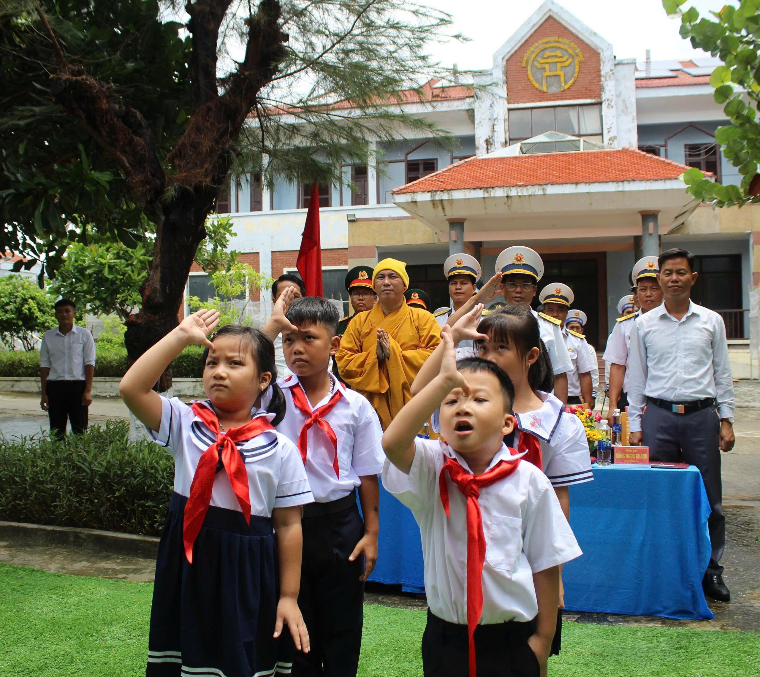 Rộn ràng không khí khai giảng năm học mới ở Trường Sa- Ảnh 2.