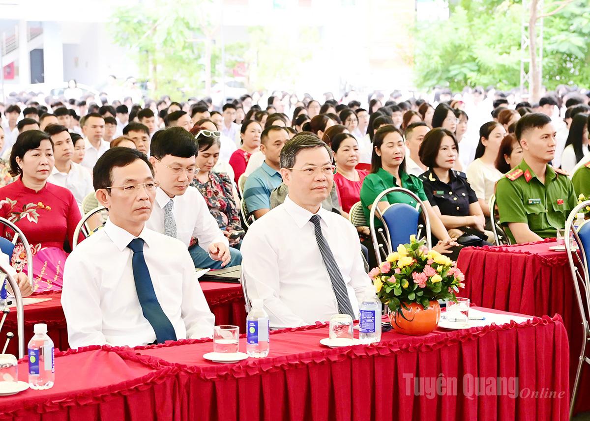 ប្រធានក្រុមប្រឹក្សាប្រជាជនខេត្ត លោក Nguyen Van Son បានចូលរួមពិធីបើកបវេសនកាលឆ្នាំសិក្សាថ្មីនៅវិទ្យាល័យឯកទេស Ha Giang។